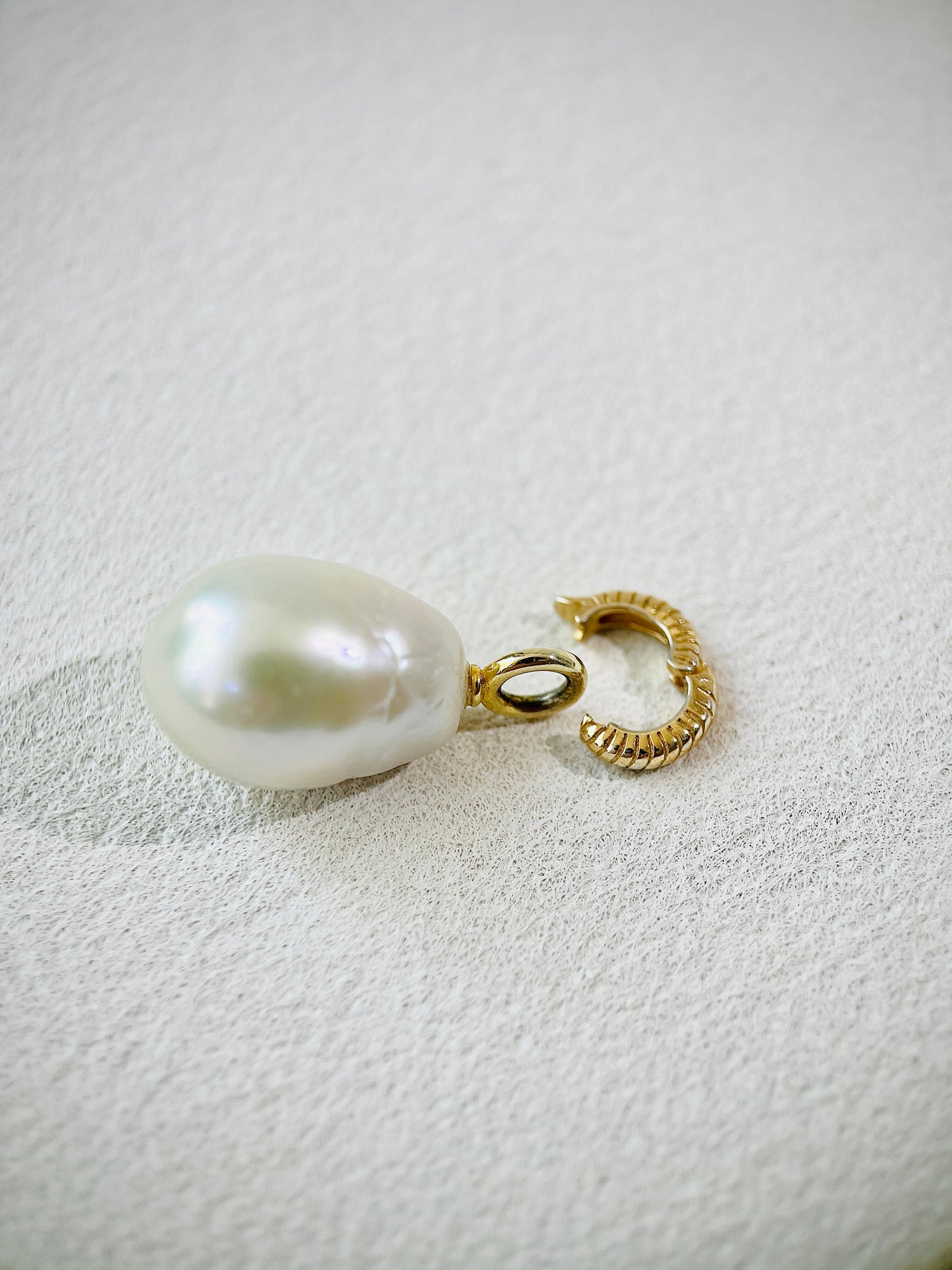White freshwater baroque pearl with high luster and golden clasp