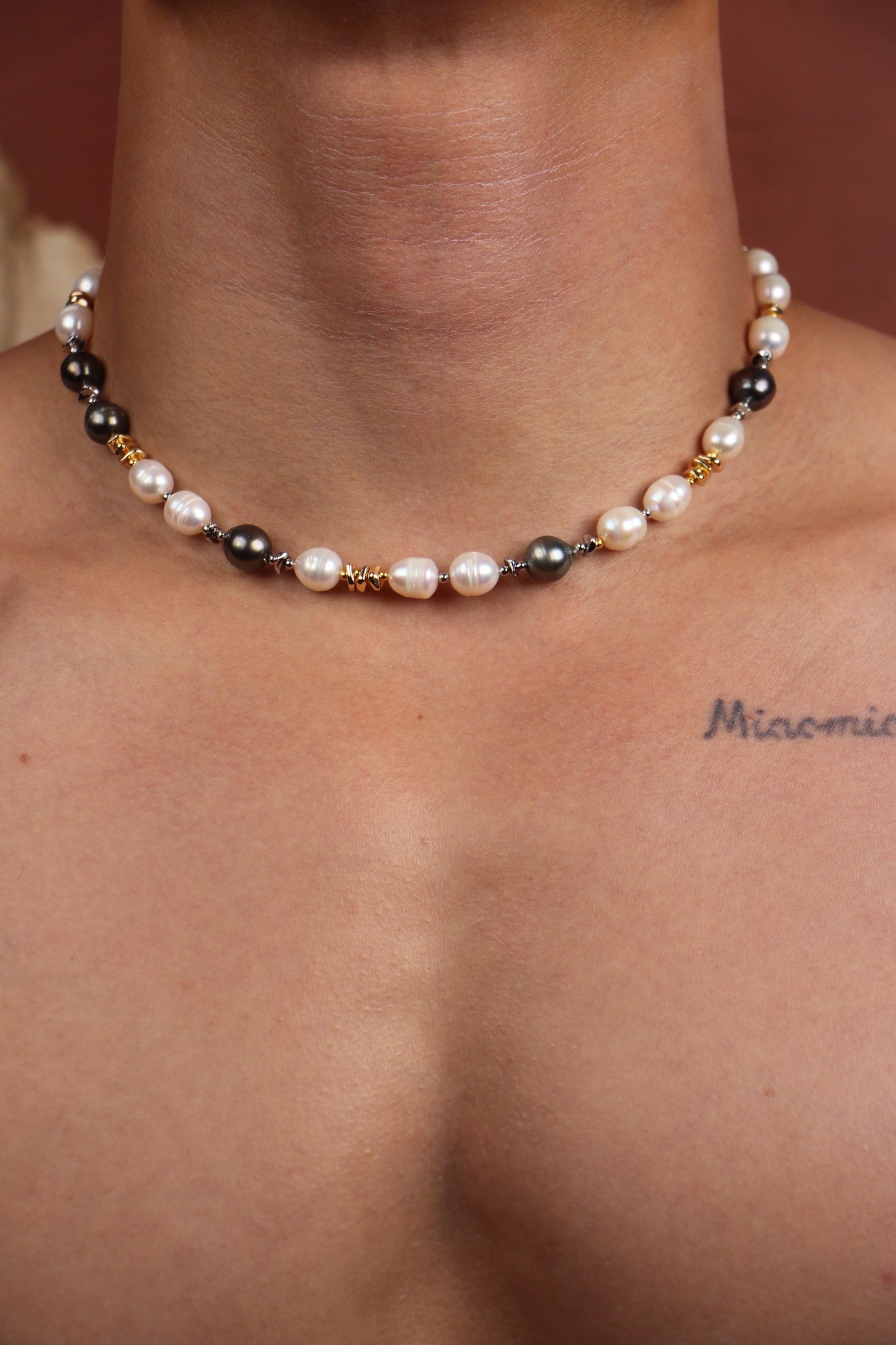 Men wearing pearl necklace with Tahitian pearls as South Sea pearls