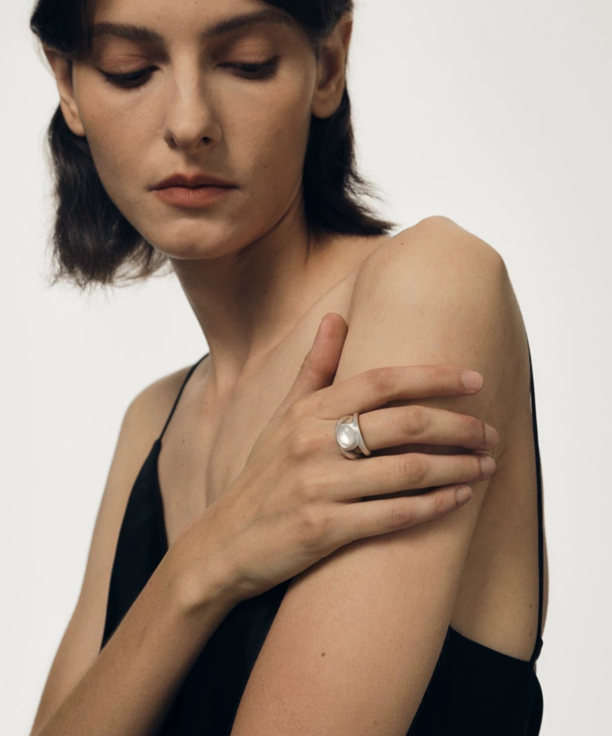 Model showcasing a vintage double layer nacre silver ring, emphasizing its elegant design and timeless appeal.